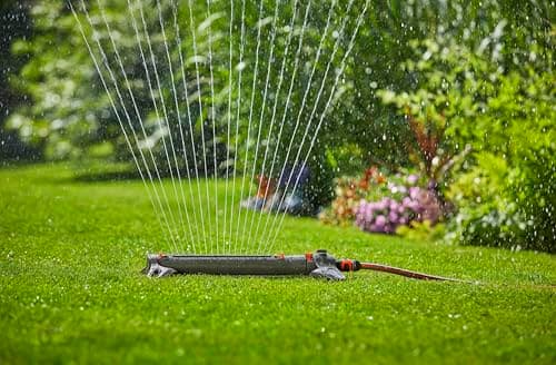Gardena (18714) Up to 3800 sq ft - AquaZoom Adjustable Oscillating Yard Sprinkler, for Watering Large Area Lawn and Garden. Aquazoom Outdoor oscillating Sprinkler has Wide Heavy Duty Base.