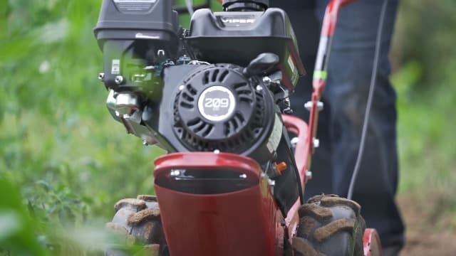 EARTHQUAKE Victory Rear Tine Tiller, Powerful 209cc 4-Cycle Viper Engine, Rugged Bronze Gear Transmission, Counter-Rotating Tines, Instant Reverse, Pneumatic Wheels, Model: 39381, Red/Black