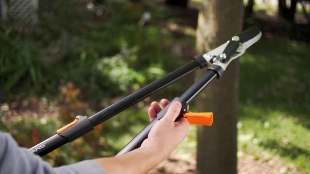 Fiskars 28-Inch Power-Lever Garden Bypass Lopper and Tree Trimmer, Sharp Precision-Ground Steel Blade for Cutting Branches up to 1.75-Inch Diameter