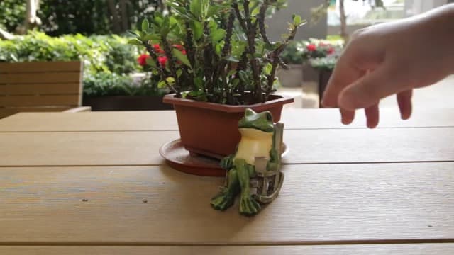 Miniature Frog Garden Statue Mom Gifts Home Decorations Fairy Garden Accessories Outdoor Lights Solar Garden Frog Decor Art Housewarming Gift for Patio,Yard,Lawn Ornament,3.89"x2.36"x3.93