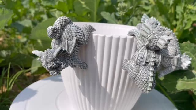 4 PCS Cute Dragon Figurines, Hanging Animal Statue for Planter Pot, Resin Climbing Sculpture Flower Pot and Vase Hugger for Patio Lawn Yard Ornaments