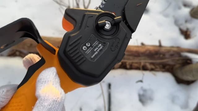 2-in-1 Cordless Pole Saw, Brushless Mini Chainsaw with Pole, 20V 4.0Ah Battery Powered Pole Saws for Tree Trimming, 8" Cutting Power Small Pole Saw, 18ft Reach Electric Saw for Trees With Pole