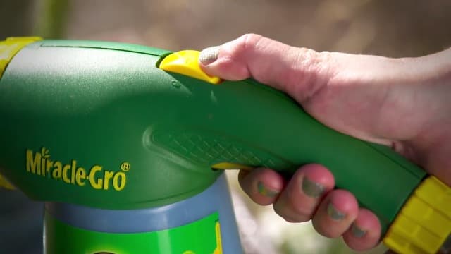Miracle-Gro Water Soluble All Purpose Plant Food and Garden Feeder Bundle: Use on Flowers, Vegetables, Trees, and Houseplants