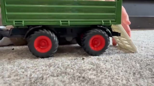 Farm Toys Tractor with Trailer-16.5 Inches Tractor Playset 1/24 Scale Gripper Frontloader Spreader for Boys Kids Toddlers Age 3-7 Years Old