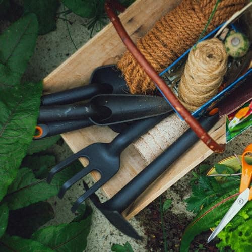 Fiskars Eco Transplanter with Narrow Curved Spade, Depth Markings, Ergonomic Handle, UV Resistance, Ideal for Seedlings and Small Plants