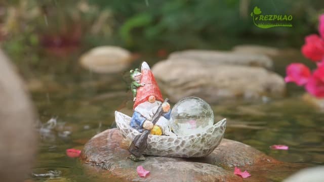 Garden Gnome Statue,Solar Gnomes Figurine,Outdoor Gnome Decor,Gnomes Decorations for Yard with Solar Light,Gnome Sculptures for Patio Lawn Ornaments