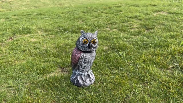 Hausse 2 Pack Fake Owl Decoys to Scare Birds Away, Rotating Head Plastic Owl Bird Deterrents, 10.6 Inch Height Bird Scarecrow Nature Enemy Horned Pest Repellent for Outdoor Garden Yard
