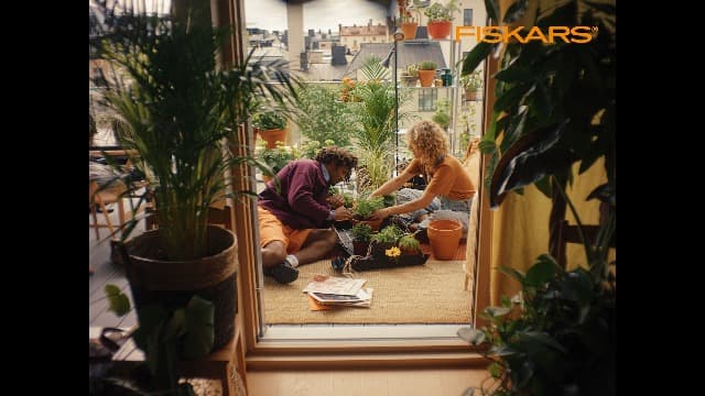 Fiskars Soil Scoop for Potting and Transplanting, Garden Tool Indoor Gardening, Made with Recycled Plastic, 1.5 Cups