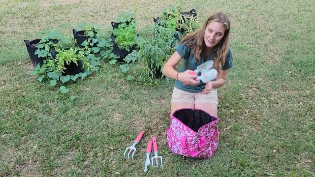 Gardening Tools, 8 Pcs Heavy Duty Floral Garden Tool Set Birthday Gifts for Women WANCHI Rose Red Gardening Kit (Garden Tool Bag Kneeling Pad Weeder Fork Hand Rake Pruning Shears Trowel Transplanter)