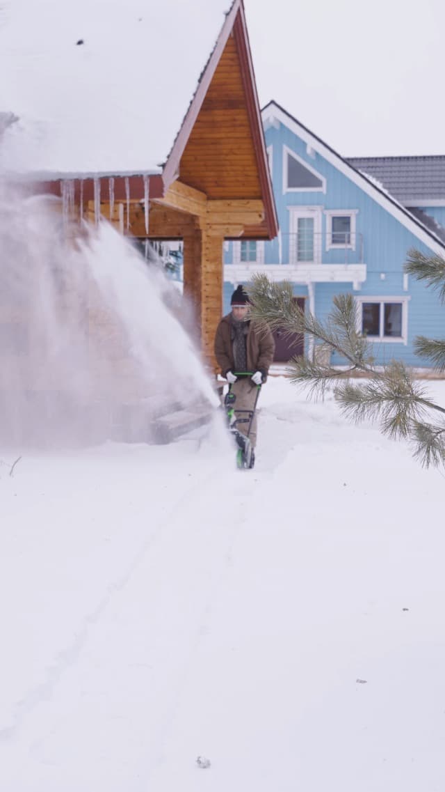 Greenworks 40V (75+ Compatible Tools) 16” Cordless Snow Blower, 5.0Ah Battery and Charger Included, SN40B410
