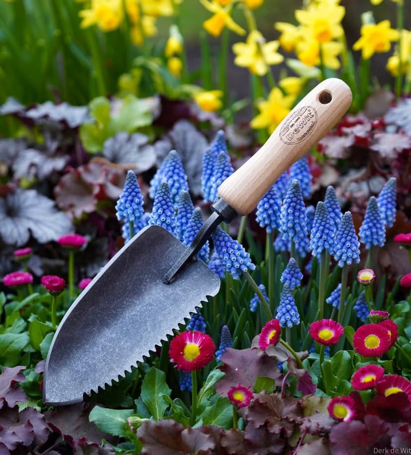 DeWit Welldone Serrated Trowel – Heavy-Duty Root Cutter