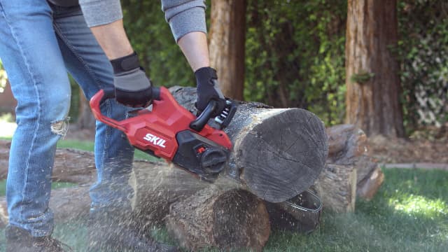 SKIL PWR CORE 40 Brushless 40V 14” Lightweight Chainsaw Kit with Tool-free Chain Tension & Auto Lubrication, Includes 2.5Ah Battery and Auto PWR Jump Charger - CS4555-10