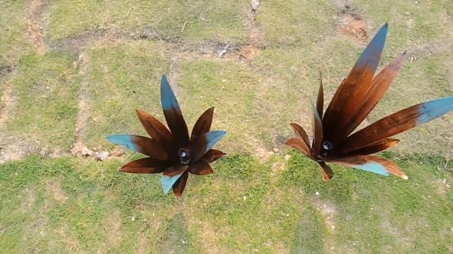 2pcs Tequila Sculpture Metal Agave Plant Home Decor Rustic Hand Painted Figurines Yard Decorations Lawn Ornaments（Multi-Color LED Solar Light ）