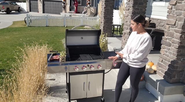 4-Burner Gas BBQ Grill with Side Burner, Porcelain-Enameled Cast Iron Grates, Baking Pan, 42,000 BTU Stainless Steel Propane Grill for Outdoor Cooking and Patio Barbecues