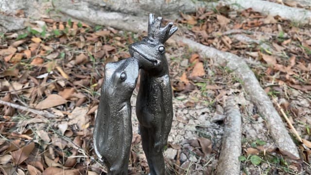Frog Decor Garden Statue Decor Outside - Couple Kiss Plog Statue Outside Frog Figurines for Yard Patio Lawn Decorations Couple Frogs Front Yard Decorations Outdoor 3.5" 2" 8.75"