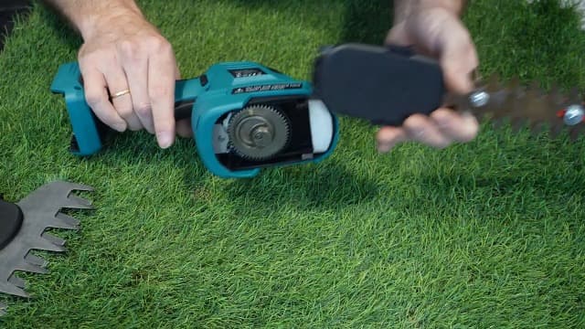 Seesii 6-in-1 Cordless Pole Saw and Pole Hedge Trimmer Grass Shears Combo Kit, Electric Mini Chainsaw with 2*4.0 Ah Batteries, Extension Tree Prunner, Bush Trimmer Limb Branch Cutter, 16ft Long Reach
