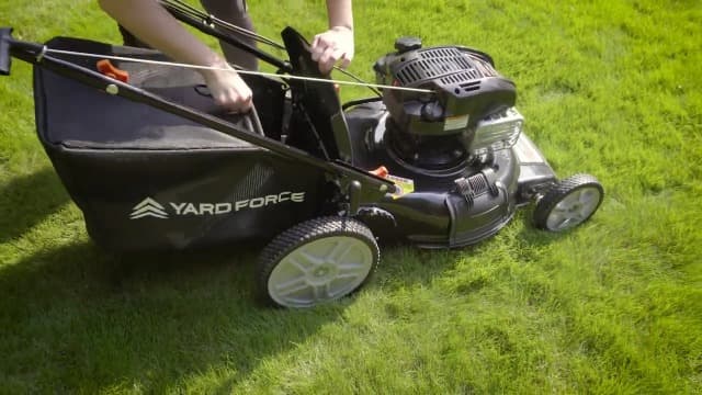 Yard Force Self Propelled Lawn Mower Briggs & Stratton 150cc Gas Engine 22-inch Steel Deck 3-in-1 Mulch, Bag, Side Discharge, 12-inch High Rear Wheels