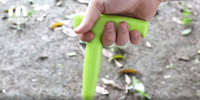 2 Pack Dibbler Gardening Tool with Measurements 6.9 inch Plastic Bulb Planting Tools with Handle Seed Dibber for Planting Bulbs Digging Gardening(Green)