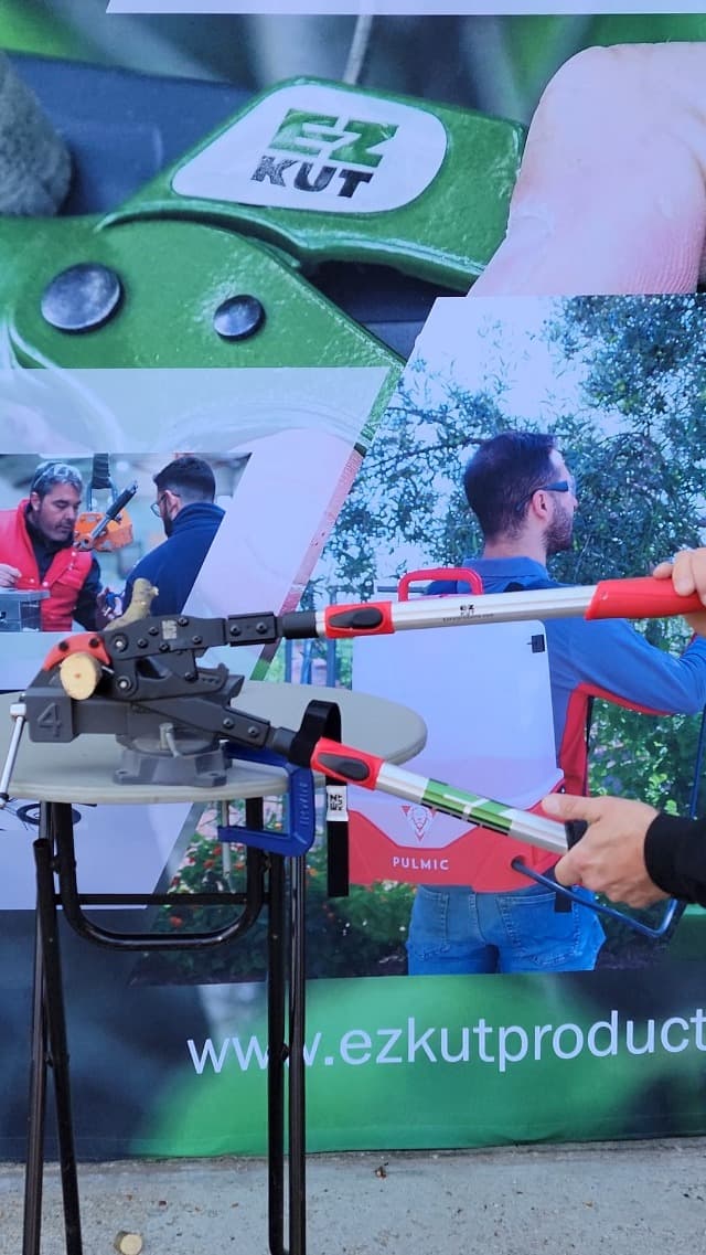 EZ Kut G2 Tree Trimmer Ratcheting Branch Cutter. Heavy Duty Branch Cutter. 42 inch Extendable Anvil Hand Loppers. Tree Pruner Trusted Since 1988. Chops Thick Branches with Ease.