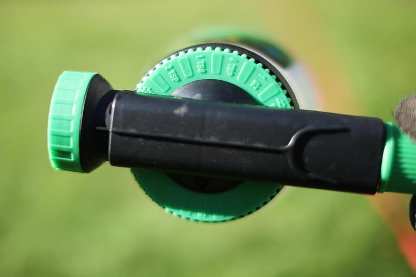 RL Flo-Master Chameleon Hose End Sprayer for use with Fertilizers, Weed Killers, Fungicides and Insect Killers, 32 ounce Refillable Bottle Included