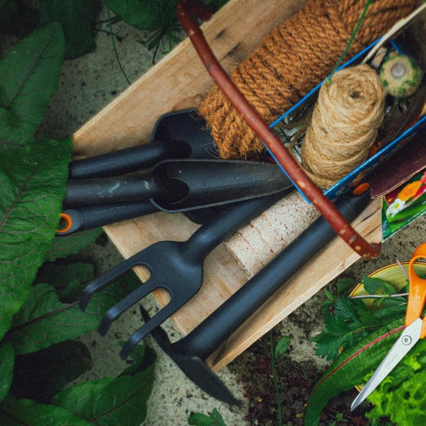 Fiskars Eco Transplanter with Narrow Curved Spade, Depth Markings, Ergonomic Handle, UV Resistance, Ideal for Seedlings and Small Plants