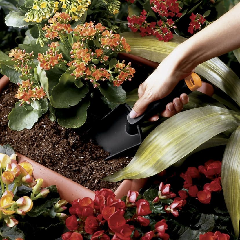 Fiskars Hand Trowel - Fiber Composite Gardening Hand Tool with Hang Hole - Lawn and Yard Tools