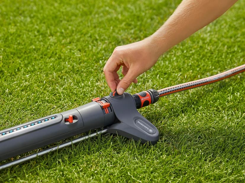 Gardena (18714) Up to 3800 sq ft - AquaZoom Adjustable Oscillating Yard Sprinkler, for Watering Large Area Lawn and Garden. Aquazoom Outdoor oscillating Sprinkler has Wide Heavy Duty Base.