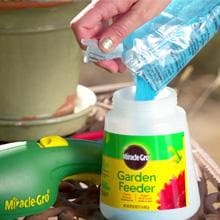 Miracle-Gro Garden Feeder with Water Soluble All Purpose Plant Food, Hose-end Feeder for Outdoor Plants, 1 lb.