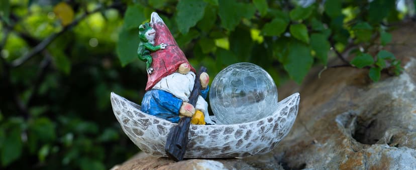 Garden Gnome Statue,Solar Gnomes Figurine,Outdoor Gnome Decor,Gnomes Decorations for Yard with Solar Light,Gnome Sculptures for Patio Lawn Ornaments