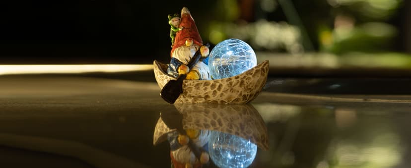 Garden Gnome Statue,Solar Gnomes Figurine,Outdoor Gnome Decor,Gnomes Decorations for Yard with Solar Light,Gnome Sculptures for Patio Lawn Ornaments