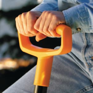 Fiskars 46" Spade Garden Shovel, Steel Flat Spade with Ergonomic D-Handle, Sharp Blade Square Shovel for Lawn Edging, Digging, Heavy Duty Yard Tool, Easy Cuts in Grass and Turf