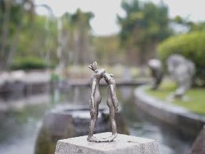 Frog Decor Garden Statue Decor Outside - Couple Kiss Plog Statue Outside Frog Figurines for Yard Patio Lawn Decorations Couple Frogs Front Yard Decorations Outdoor 3.5" 2" 8.75"