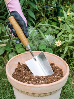 Garden Trowel, Bend-Proof Stainless Steel Hand Trowel, Comfortable Grip Wood Handle Trowel Garden Tool, Large Shovel Head Gardening Trowel for Transplanting Seedlings, Weeding, and Planting