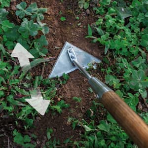 Haliaeetus Triangle Hoe, 60'' Scuffle Hoe for Keeping Your Back from Tiring Out, Weeding Just in Push-Pull Motion, Rogue Hoe with Triangle Head for Quickly Clear Out a lot of Weeds from All Direction