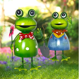HONGLAND Metal Yard Art Garden Decor for Outside - Cute Frog Outdoor Decor - 3D Spring Frogs Figurine Garden Sculptures & Statues - Gifts for Grandma Mom - 2 Pcs
