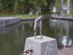 Frog Decor Garden Statue Decor Outside - Couple Kiss Plog Statue Outside Frog Figurines for Yard Patio Lawn Decorations Couple Frogs Front Yard Decorations Outdoor 3.5" 2" 8.75"