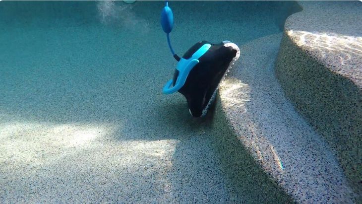 Dolphin Nautilus CC Plus's ability to climb walls and stairs Dolphin Nautilus CC Plus's ability to climb walls and stairs
