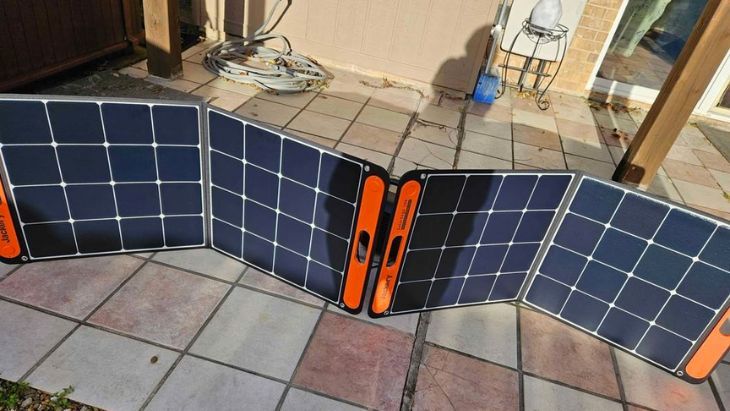 Jackery Explorer 1000's panels